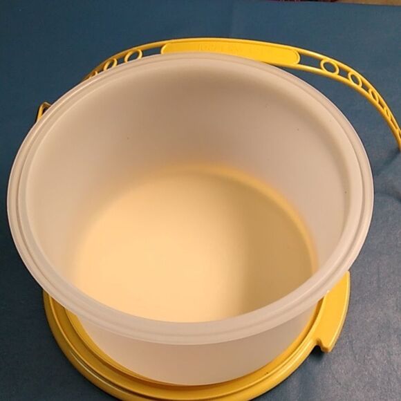 Vintage Tupperware Harvest Gold Yellow and Cream Cake Carrier - Picture 6 of 6